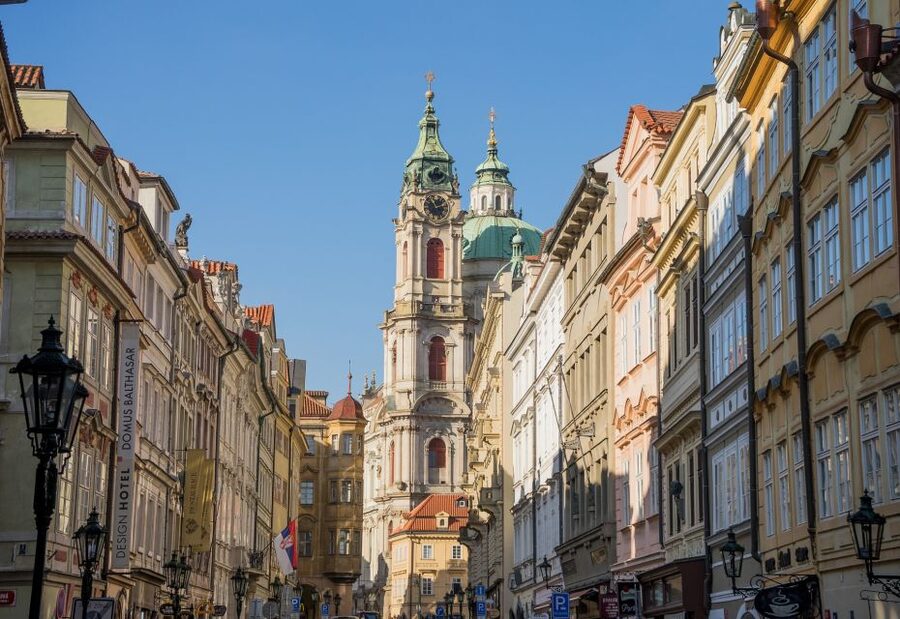 Prague Tour in Spanish - Vltava, the Historic Center, and the Feel of Prague in Motion