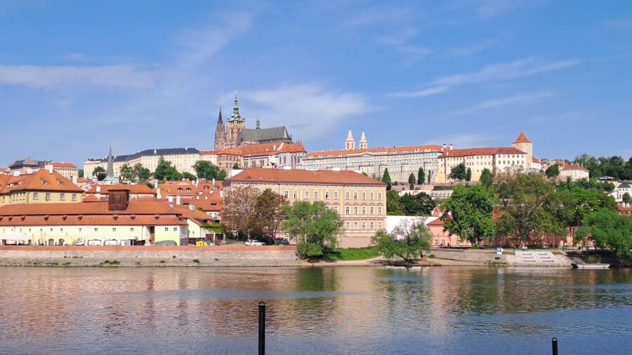 Prague: Tour to Prague Castle with tickets included. Spanish - Key highlights you’ll actually feel on the ground