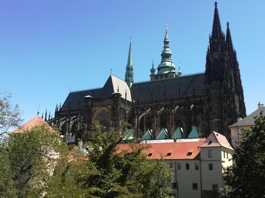 Prague: Tour to Prague Castle with tickets included. Spanish - From Malostranská to the castle: tram time and hill energy