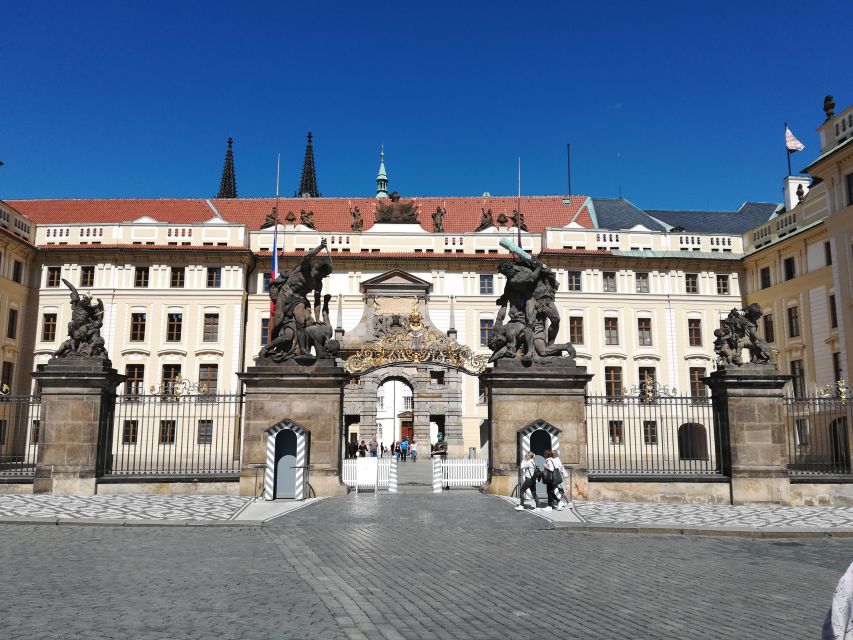 Prague: Tour to Prague Castle with tickets included. Spanish - Courtyards and the story behind the kings
