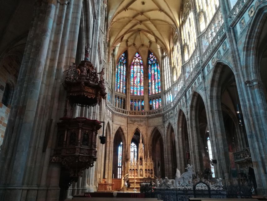 Prague: Tour to Prague Castle with tickets included. Spanish - St. George’s Basilica: more story, same pace