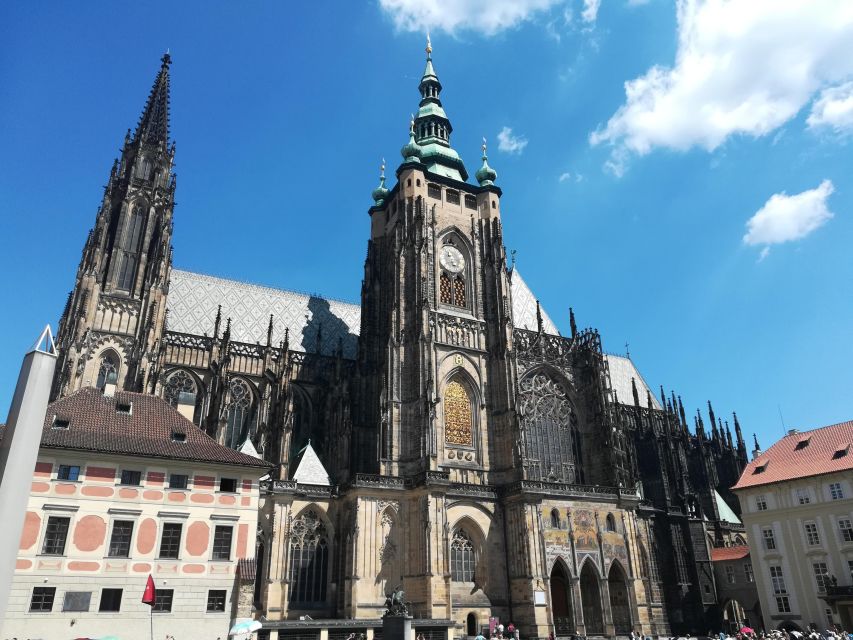 Prague: Tour to Prague Castle with tickets included. Spanish - Golden Lane finish: the lane plus the viewpoint option