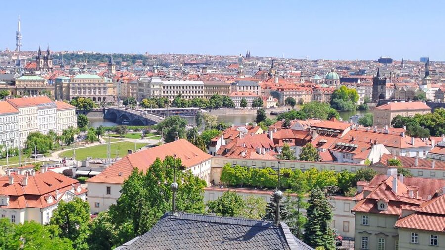 Prague: Tour to Prague Castle with tickets included. Spanish - Meeting at Malostranská: the blue umbrella plan
