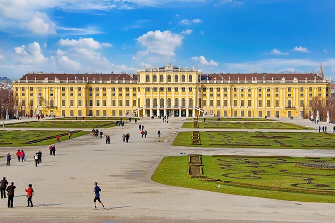 Prague–Vienna Car/Van (1–7 pax) via Lednice Chateau & Mikulov - The in-between time: traffic, breaks, and staying comfortable