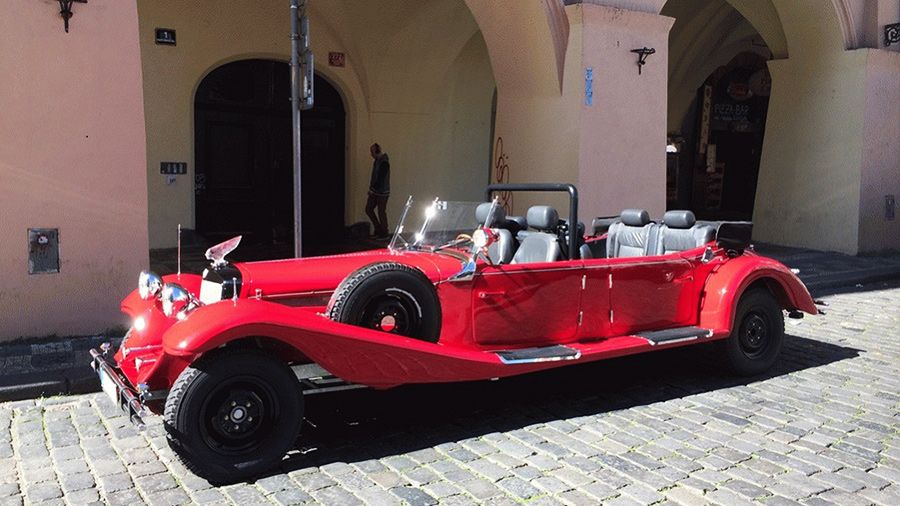 Prague: Vintage Car Ride and Walking Tour - Guide quality can make or break the experience
