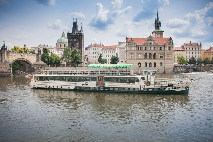 Prague: Vltava River Evening Dinner Cruise - Night Views on the Vltava: Charles Bridge, Old Town, and Prague Castle