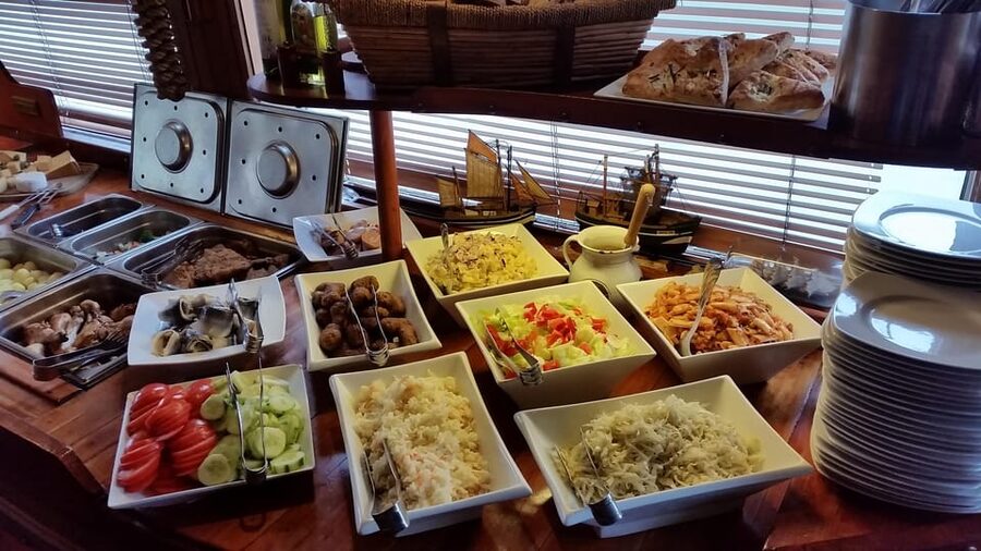 Prague: Vltava River Evening Dinner Cruise - Buffet Dinner That Lets You Eat Like a Human