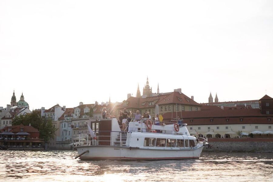 Prague: Vltava River Private Boat Party with Drinks - The Drink Plan: Unlimited Wine, Beer, and Soft Drinks