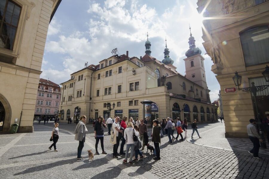 Prague: World War 2 and Operation Anthropoid Walking Tour - Meeting at Týnská Street: Finding the Start Fast