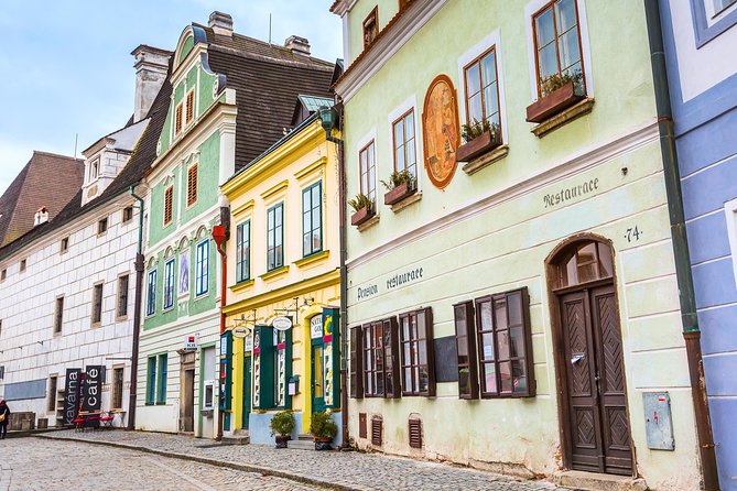 Private Luxury Transfer to Cesky Krumlov from Prague - Free Wi‑Fi and water: small perks that save decision-making