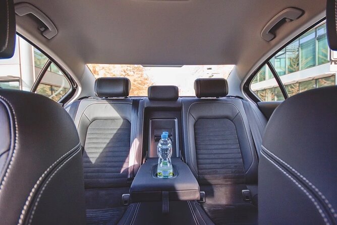 Private ROUND-TRIP (FROM and TO the AIRPORT) by LIMOUSINE 3+1pax - The car experience: what you can expect in the vehicle