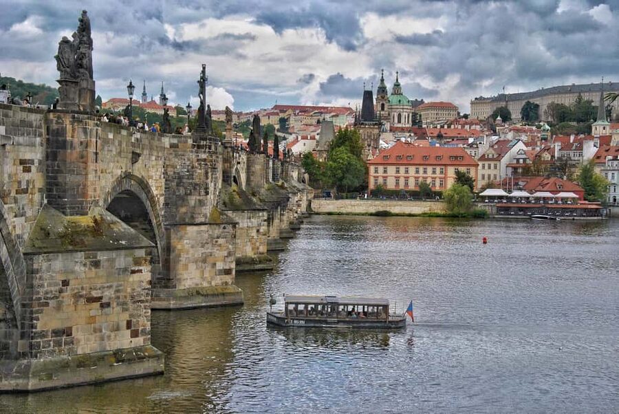 Private Tour: Picturesque Prague´s Old Town & Charles Bridge - Charles University, Municipal House, and Powder Tower: use the guide for quick city clues