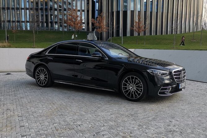 Private Transfer from Prague Airport to Prague City Hotels 1 - 3 pax - Flight Tracking, Waiting Time, and Handling Early Arrivals