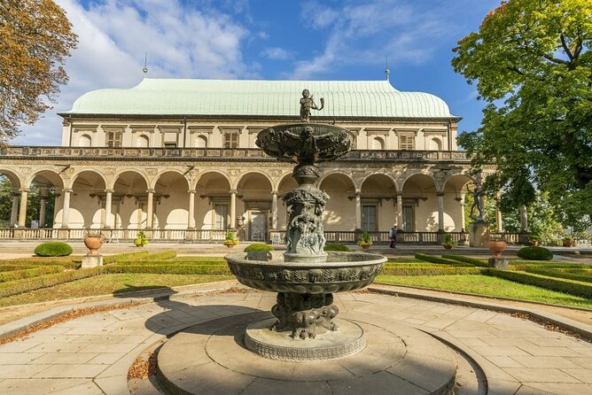 Skip the line: Prague Castle Interiors Tour with Local Guide - Getting Started at Malá Strana (and not losing the group)