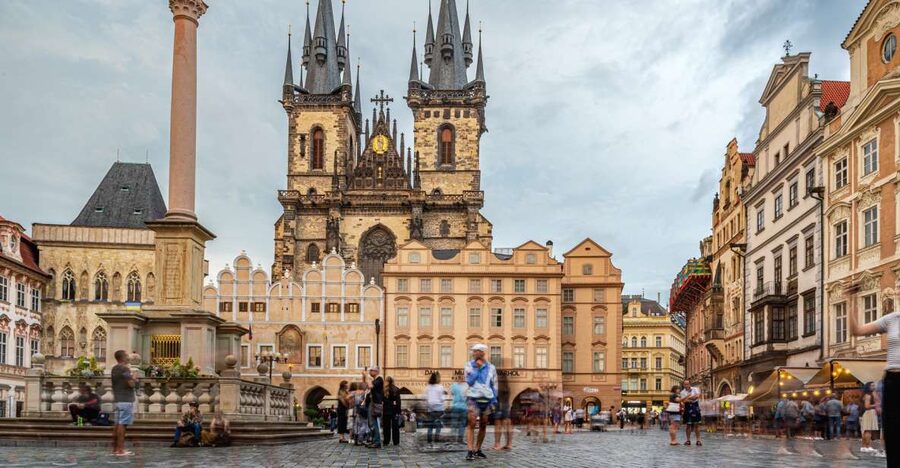 The Royal road, walking tour in french - Týn yard and Ungelt: a 5-minute start that sets the tone