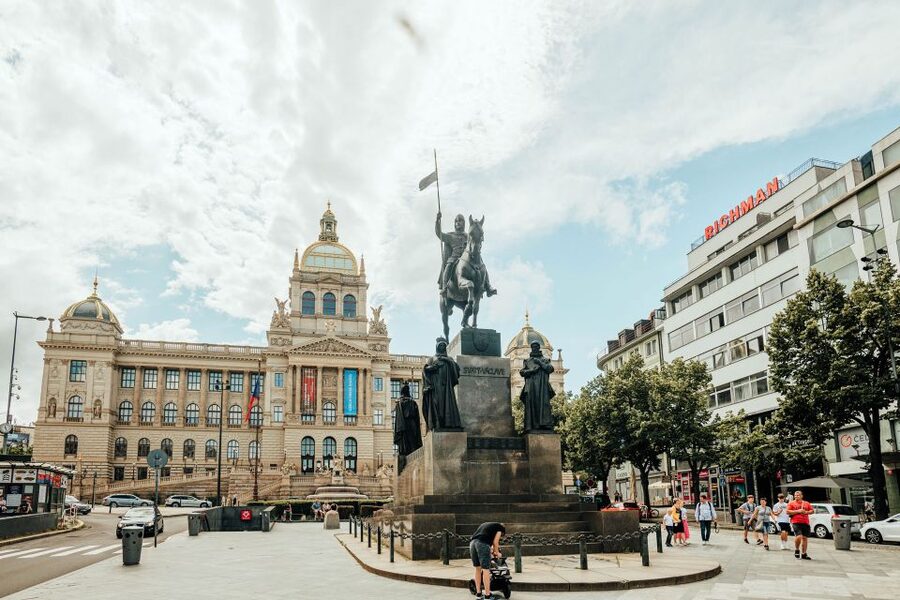Walking tour of Prague in French : Nové Město - Ovocný trh, Václavské náměstí, and Jungmann Square: the feel of the “horses market”