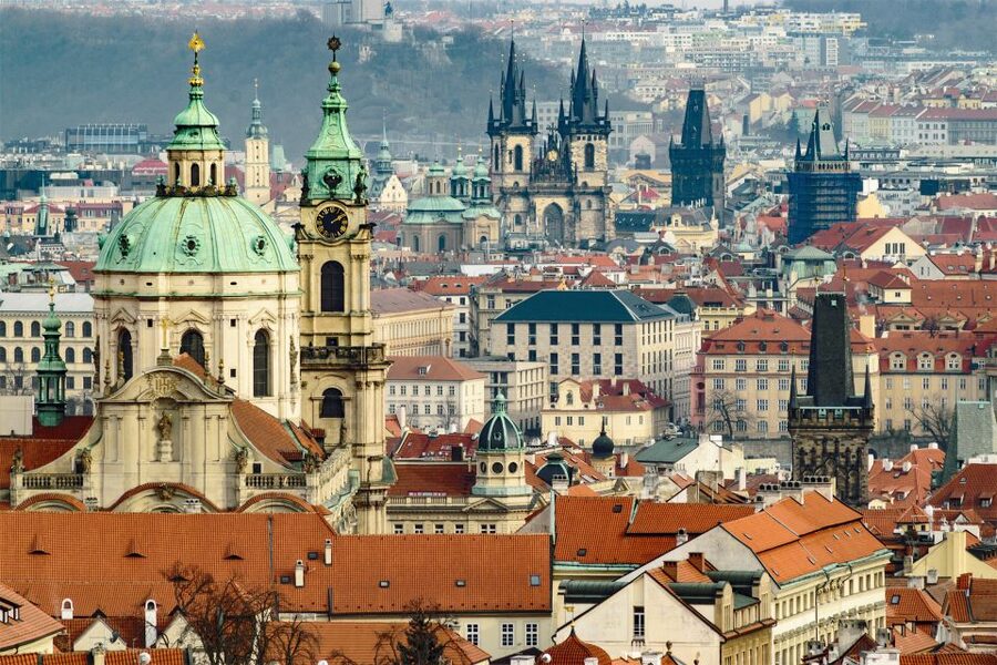 Walking tour of Prague in french: Old Town & Charles Bridge - Týn yard and Ungelt: a quick start that sets the theme