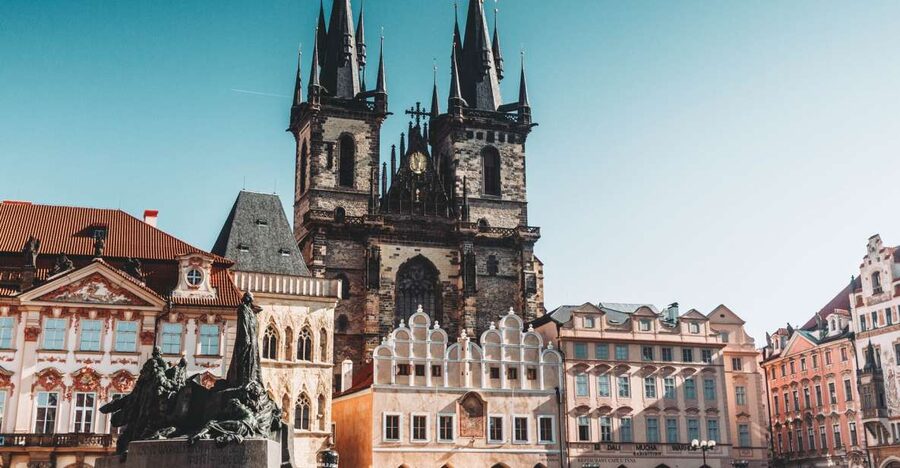 Walking tour of Prague in french: Old Town & Charles Bridge - Old Town Square: Jan Hus, the Marian column, and the clock’s real brain